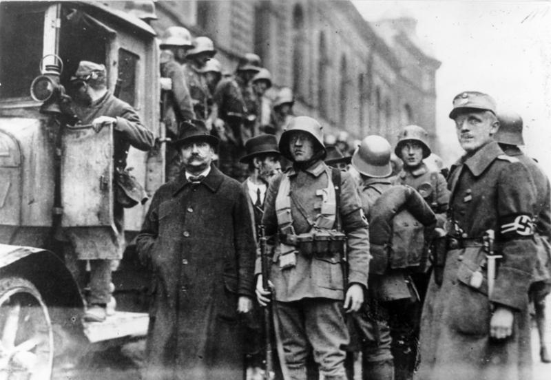 Putschende Nationalsozialisten verhaften sozialdemokratische Stadträte, München, 8. und 9. November 1923 (Bundesarchiv, Bild 146-2007-0003 / CC-BY-SA 3.0)